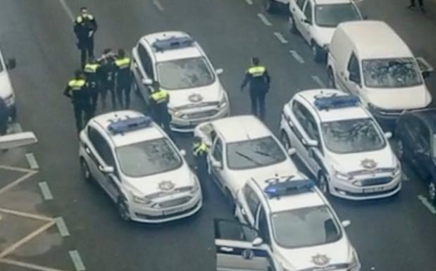 Embiste a varios vehículos, rompe pivotes y acaba interceptado por cuatro coches de la Policía Local en Vitoria