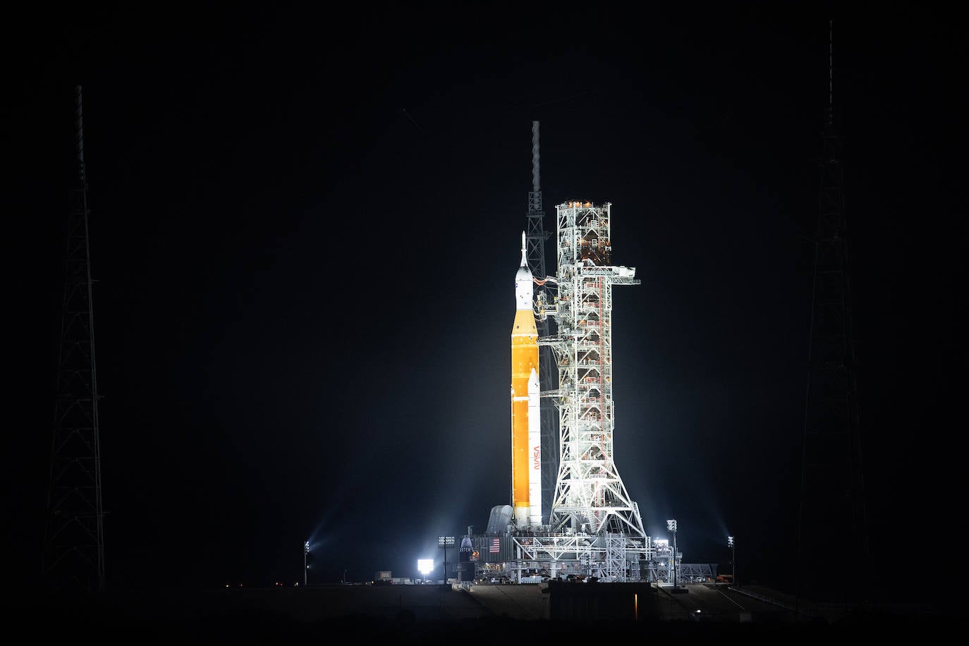 El cohete de la vuelta a la Luna, en la torre de despegue de Cabo Cañaveral para las pruebas finales