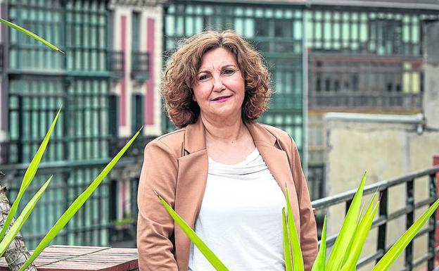 Pilar Garrido posa en la terraza de la sede de su partido en Bilbao. 