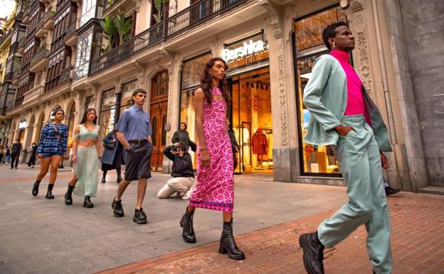 Moda sobre el asfalto: las calles de Bilbao se convierten en una pasarela