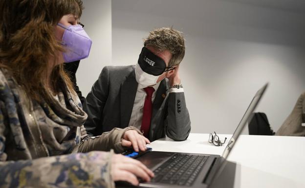 Navegación a ciegas para concienciar sobre la difícil adaptación de los invidentes al mundo online