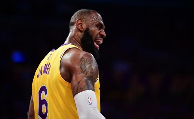 LeBronek 10.000 puntu, errebote eta asistentzien muga historikoa hautsi du