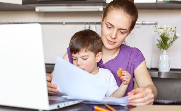 El 64% de las mujeres españolas ha sufrido un coste laboral por ser madre