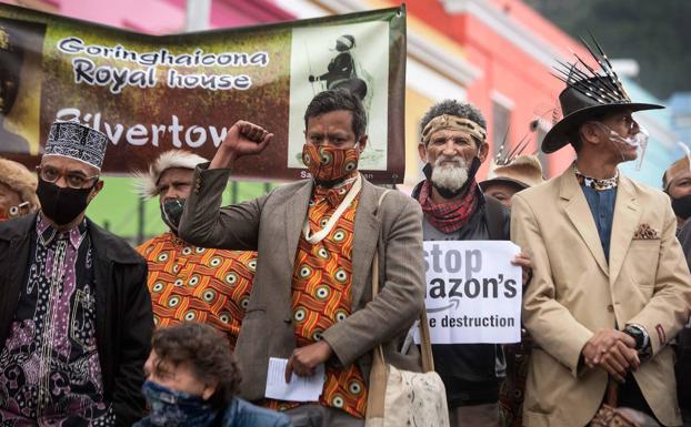 Amazonen Hegoafrikako egoitzaren obrak eten dituzte, bertako indigenen eskaerei jaramon eginez