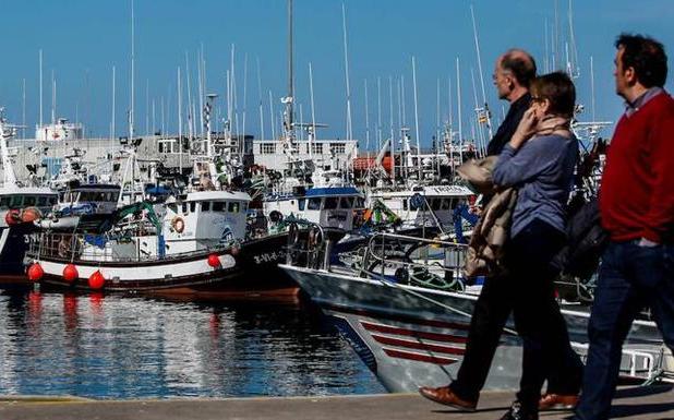 La flota vasca seguirá amarrada hasta el lunes