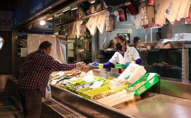 El comercio local capea el temporal: «Hay pescado porque nos lo traen en furgonetas»