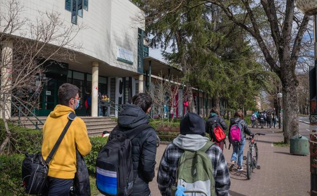 Tres de los diez institutos públicos de Vitoria tienen un 84% de migrantes