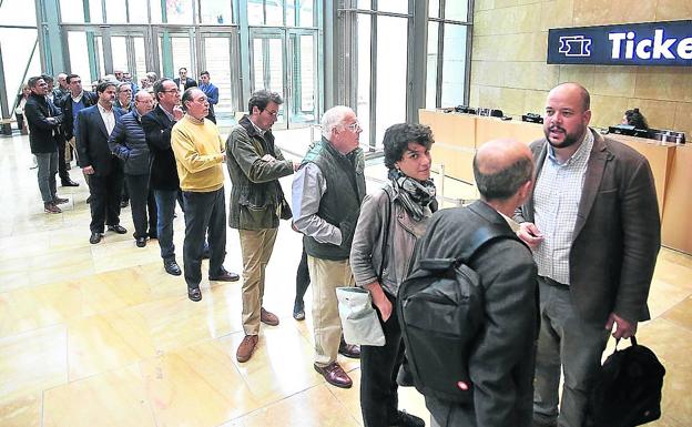 Los críticos del IMQ aceptan la oferta de Adeslas si los médicos siguen influyendo