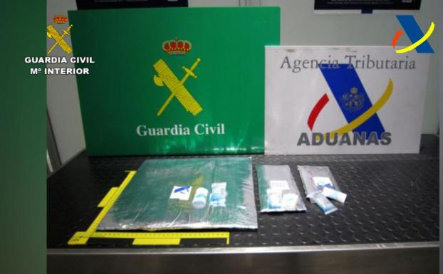 Detenido un joven en el aeropuerto de Loiu con casi dos kilos de cocaína por valor de 67.000 euros