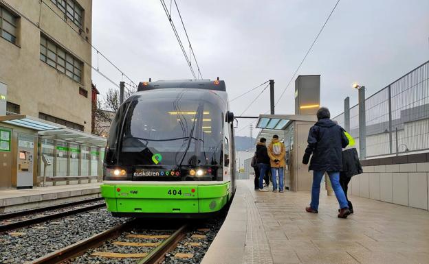 «Prefiero el tranvía al metro porque ves la ciudad respirar», dicen los pasajeros en el estreno de la expansión a Bolueta