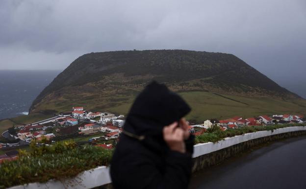 Evacúan una isla de Las Azores por el riesgo de una erupción volcánica