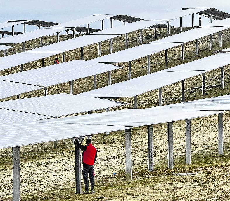 El Gobierno vasco reserva 1.500 hectáreas para fotovoltaicas en Miñano y la Llanada