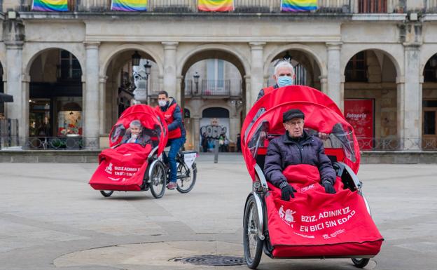 Los mayores de Vitoria también se mueven en bici