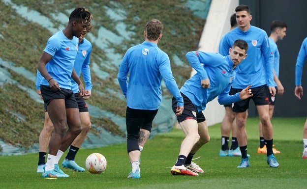 Marcelino recupera a Nico Williams, Dani García y Sancet, pero no a Iñigo Martínez