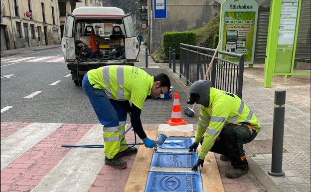 Güeñes refuerza la accesibilidad con pictogramas en sus pasos de cebra