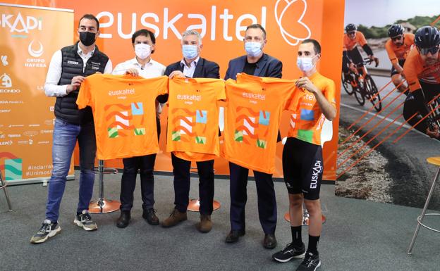 El Euskaltel repartirá 14.000 camisetas de color naranja para apoyar al equipo durante la Itzulia