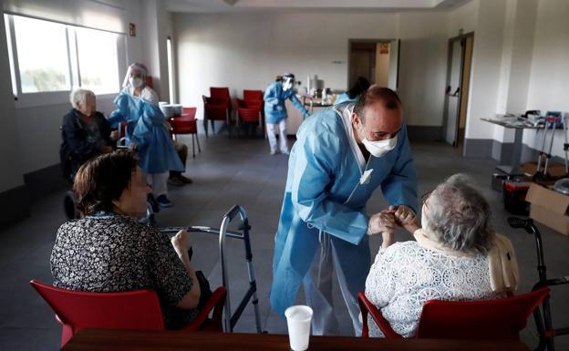 Descienden a la mitad los positivos en las residencias de mayores de Bizkaia