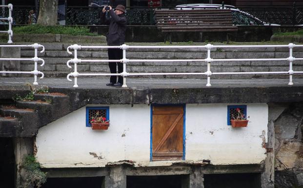 La misteriosa caseta sobre la ría de Bilbao cuyos geranios nunca se marchitan