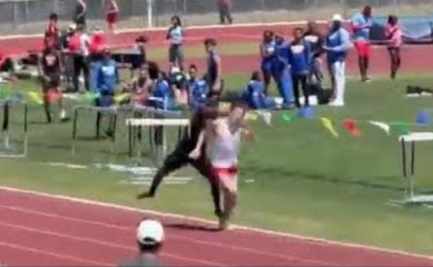 Final inédito en una carrera amateur de Florida: pega un puñetazo a su rival a pocos metros de la meta