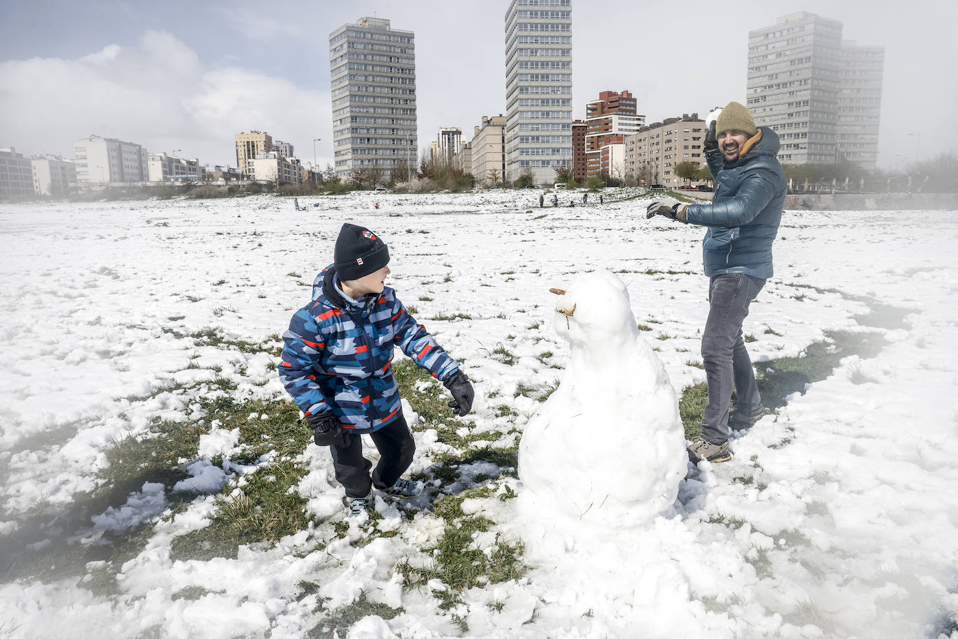 Los vitorianos disfrutan de la nieve en los parques de Salburua y Zabalgana