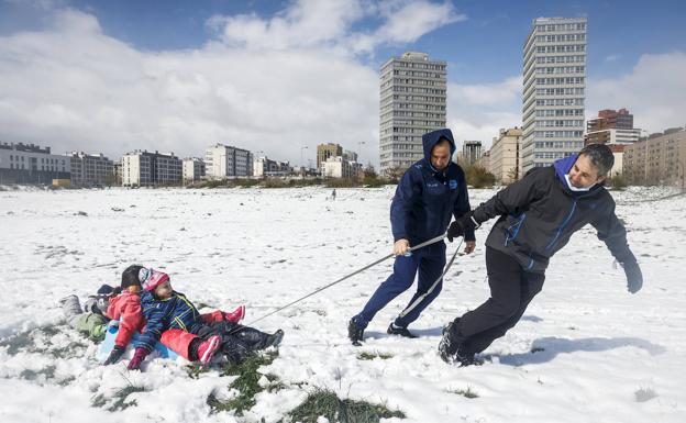 Los vitorianos disfrutan de la nieve en los parques de Salburua y Zabalgana