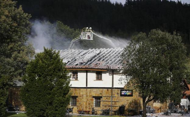 Un incendio en la chimenea del ecomuseo de Artea destroza la primera planta y el tejado