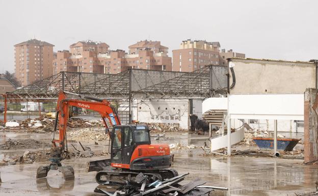 Derriban la antigua Citroen de Salburua para construir un supermercado