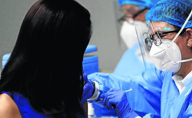 Euskadi registró el año pasado casi 9.000 casos adversos a la vacuna del covid