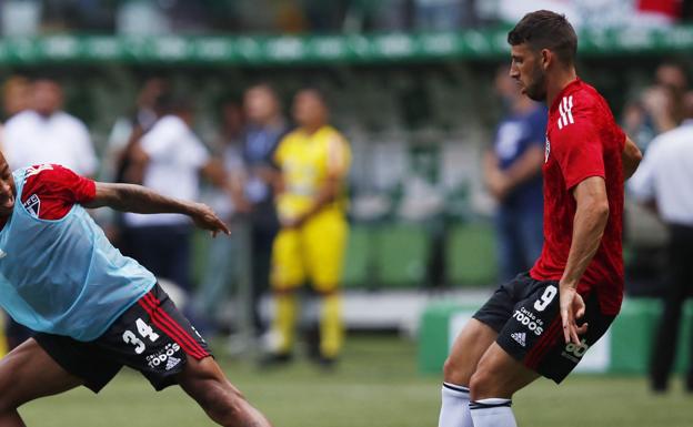 El exalbiazul Calleri, obligado a disculparse tras romperle el móvil a un joven aficionado