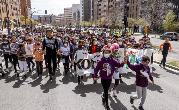 La Korrika Txikia recoge el testigo y recorre Vitoria de la mano de 33 colegios