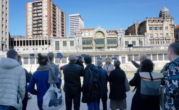 Visitas guiadas al futuro de Bilbao: gente bañándose en la ría, un teleférico, jardines colgantes...