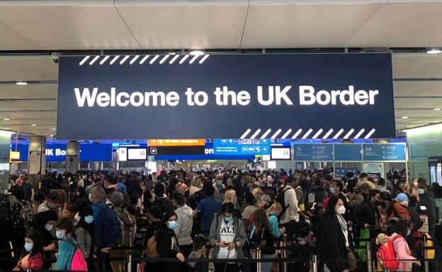 Personas esperan en la cola de llegadas en el aeropuerto de Londres./reuters