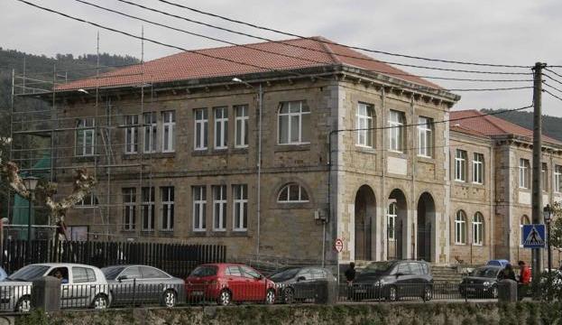 Una maestra acaba en el hospital con el coxis roto tras una zancadilla de un alumno en Ampuero