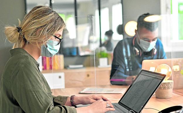 El fin de la mascarilla en interiores genera dudas en instituciones y empresas de Álava