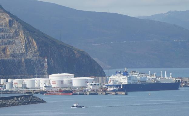El tráfico de buques aumenta un 40% en la regasificadora de Bilbao