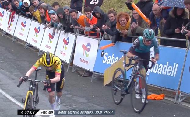 Dos ciclistas hacen los últimos 25 metros corriendo