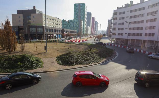 Las obras del tranvía en Salburua obligan a cortar este sábado la rotonda de La Unión