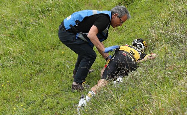 El médico que atendió al ciclista herido grave en la Itzulia: «Es la situación más comprometida que he vivido en carrera»