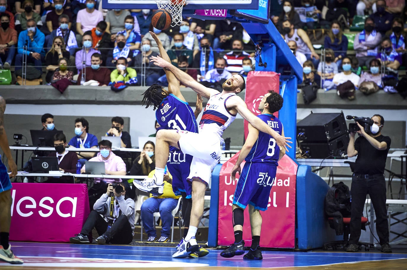 Costello vuelve a torcerse el tobillo izquierdo