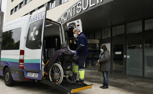 Los técnicos de ambulancias alavesas deberán llevar a los pacientes hasta las consultas