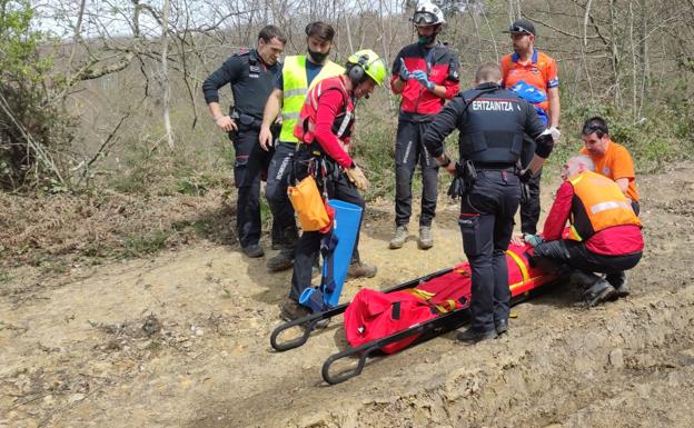 Una mujer de 58 años rescatada con un pie roto en la cascada de Gujuli