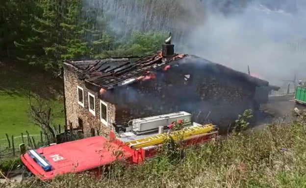 Un incendio destruye por completo el caserío Aldegoiena en Mañaria