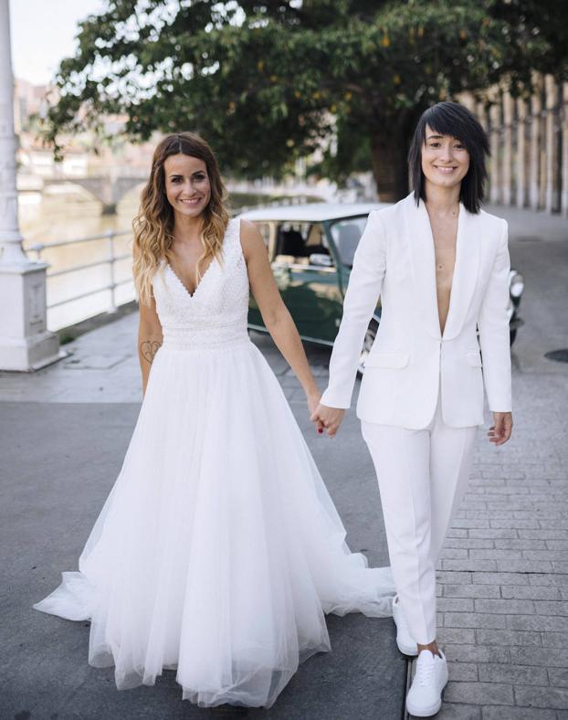 La boda de Maider y Alba en el Mercado de La Ribera: dos novias auténticas