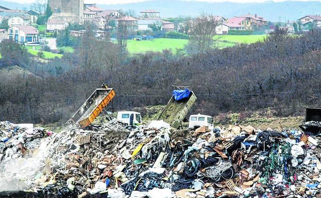 La falta de espacio en los vertederos vascos obligará a reordenarlos para evitar el colapso