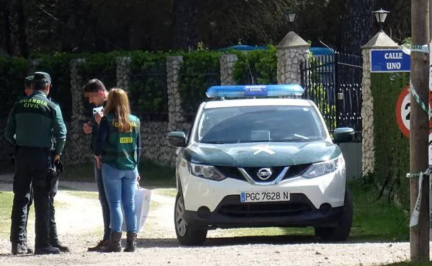 Agentes de la UCO, este lunes, durante el registro del chalé del sospechoso en Traspinedo./J. SANZ