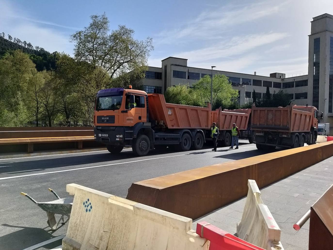 Llodio abre al tráfico el nuevo puente de Villosa tras diez meses de obras