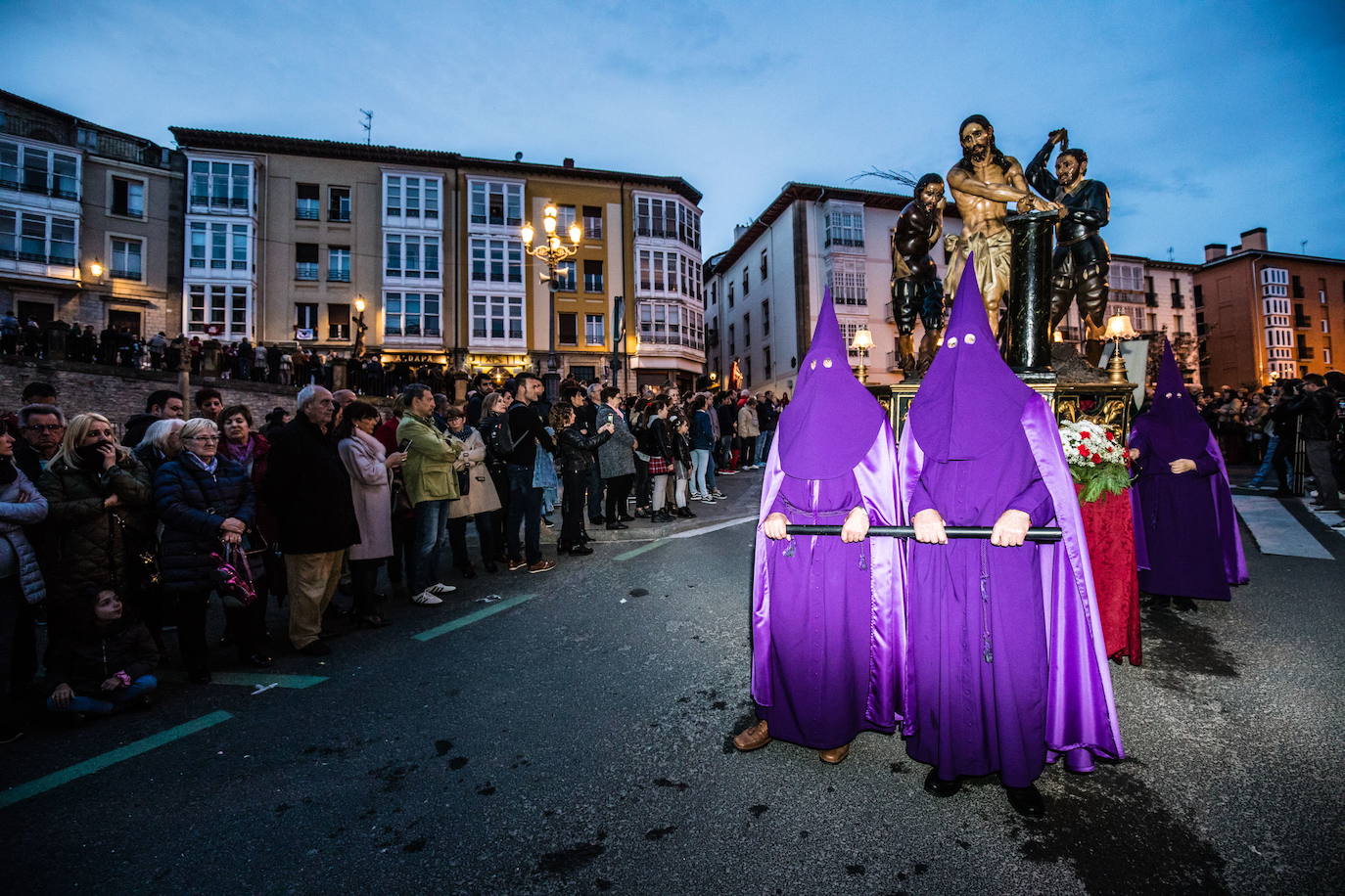 400 penitentes devuelven la Pasión a las calles de Vitoria tras dos años de pandemia