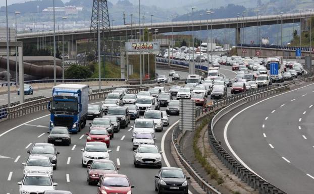 La operación salida de Semana Santa deja cuatro horas de retenciones en la A-8 en dirección a Cantabria