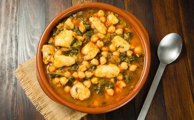 Garbanzos con espinacas y bacalao, la estrella de la Cuaresma