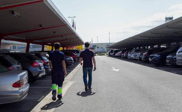 Multan a varios conductores por aparcar mal en el aeropuerto de Foronda, que cuelga el cartel de completo